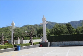 天山陵园华表