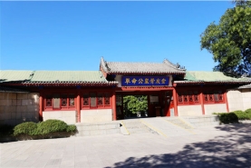 八宝山大门